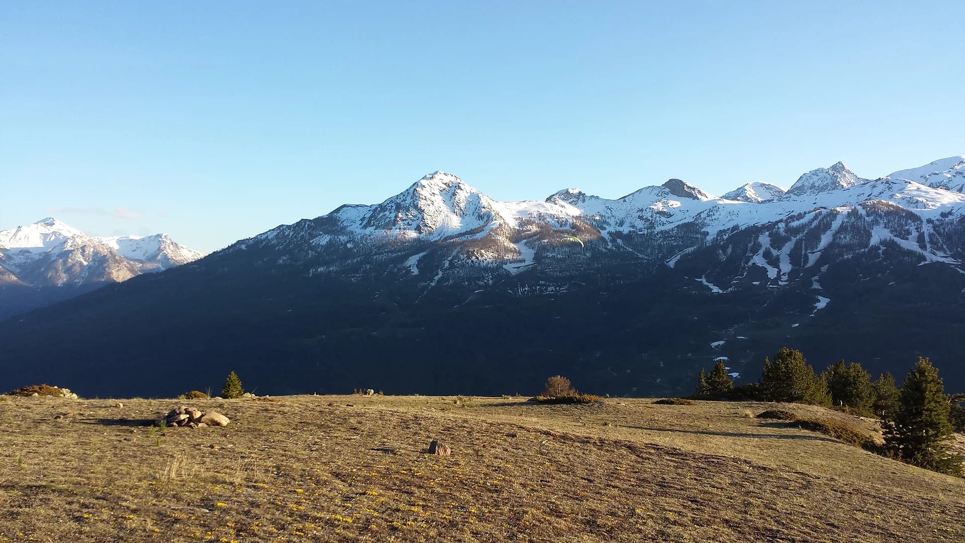 PHoto d'un vol de parapente au dessus de la vallée de Serre Chevalier Briançon