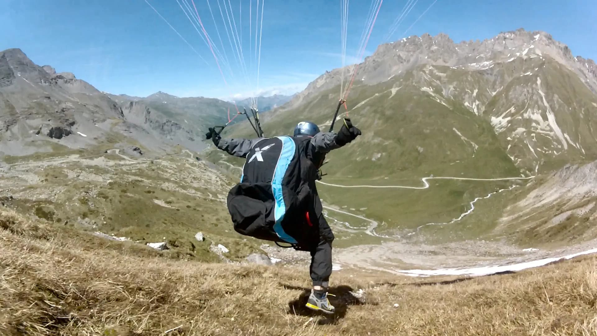 Photo d'un vol de parapente au départ du Col du Galibier
