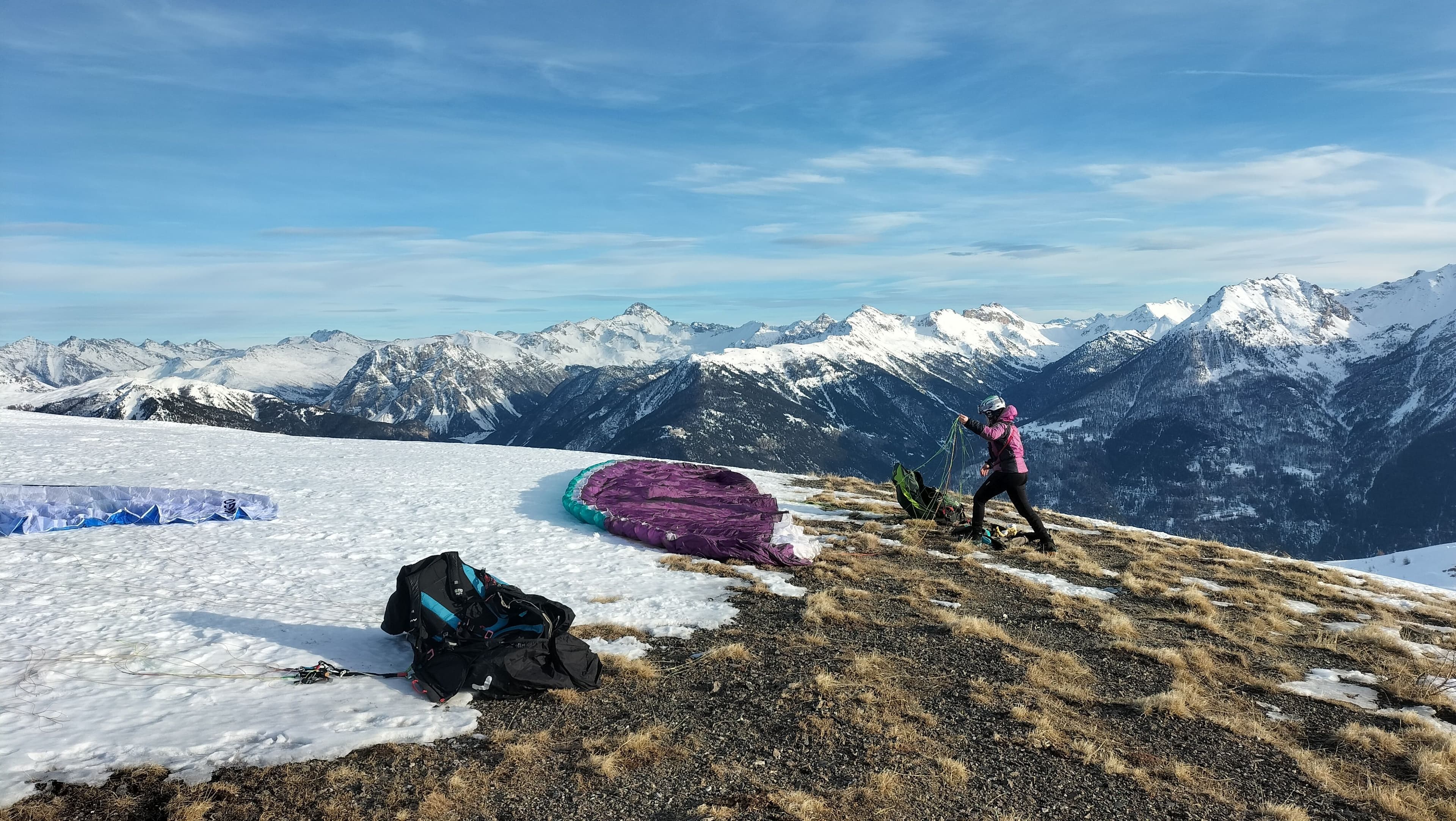 Décollage du Prorel sur la station de Serre Chevalier, l'Italie et Roche Brune en fond, Stage de Parapente Hautes Alpes