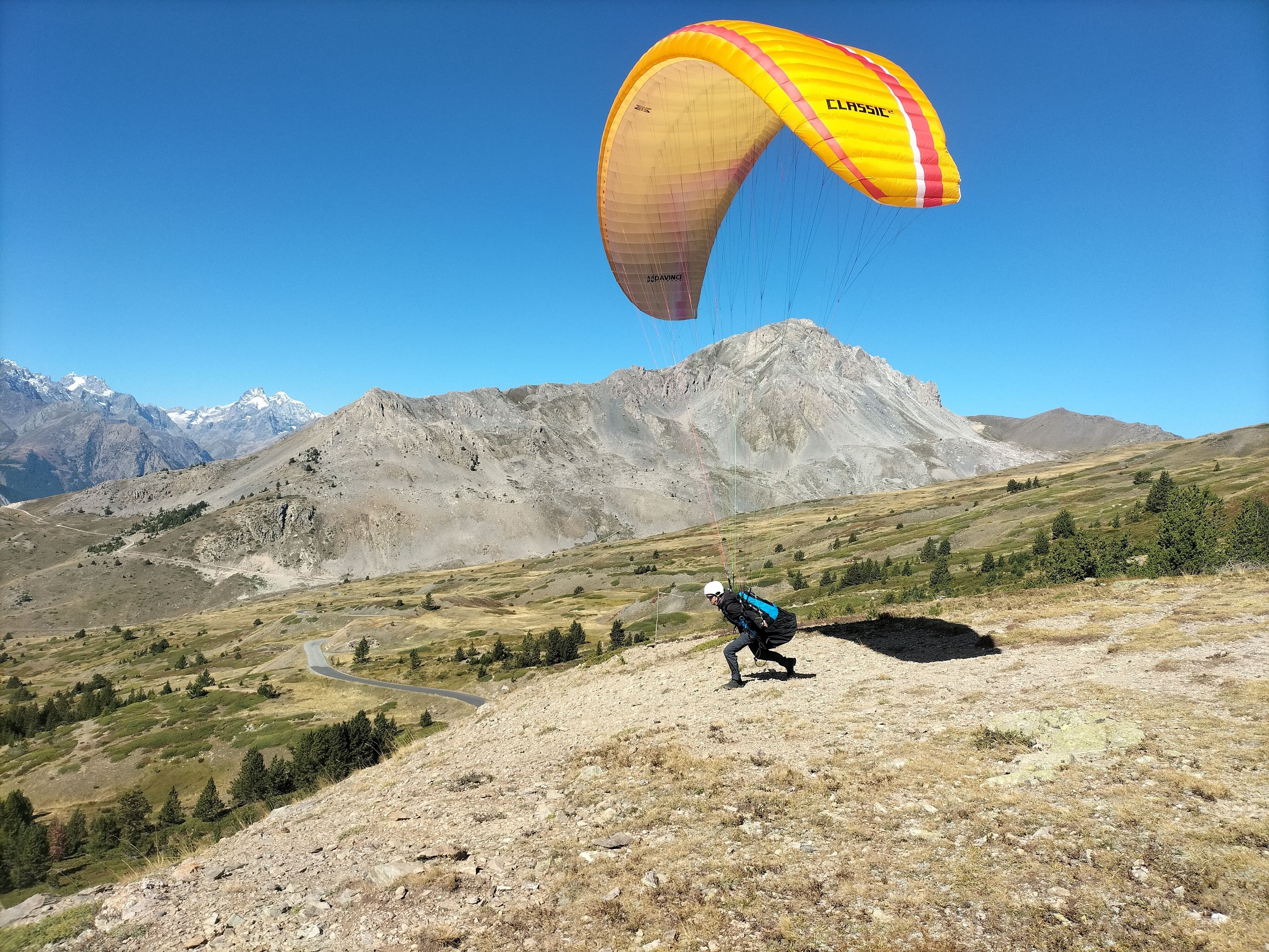 Décollage en Parapente d'un Apprenti Autonome en face de Serre Chevalier